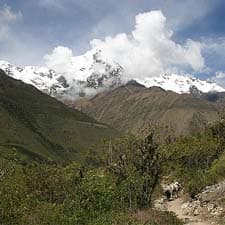 Montanhas nevadas em Cusco e a trilha Inca